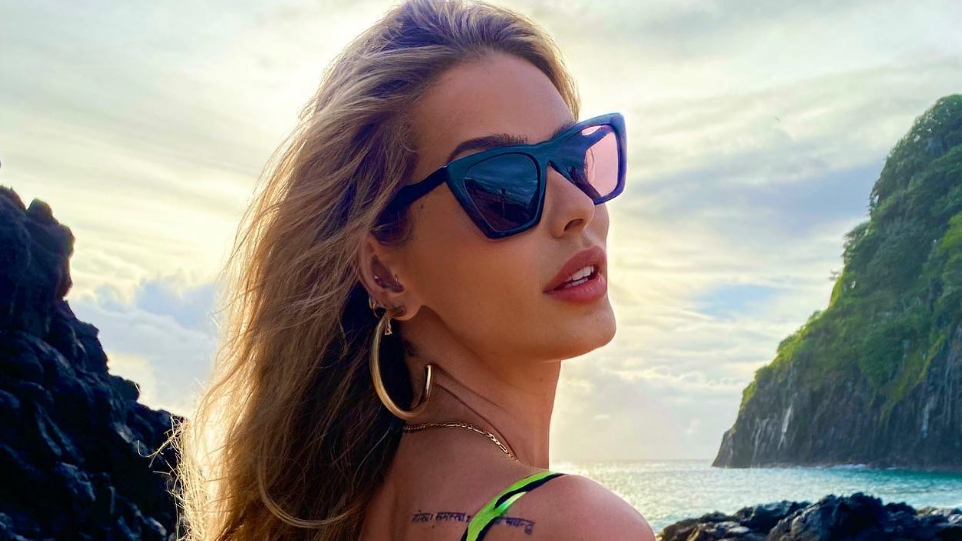 Em Fernando de Noronha, Yasmin Brunet ostenta bumbum perfeito em clique de biquíni fio-dental