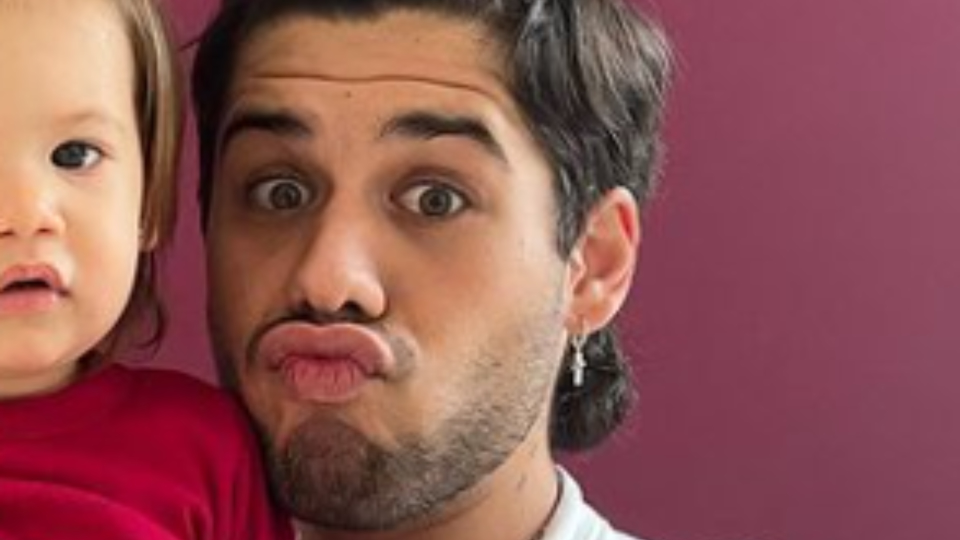 Zé Felipe encanta internet com fotos ao lado de filha logo após acordar