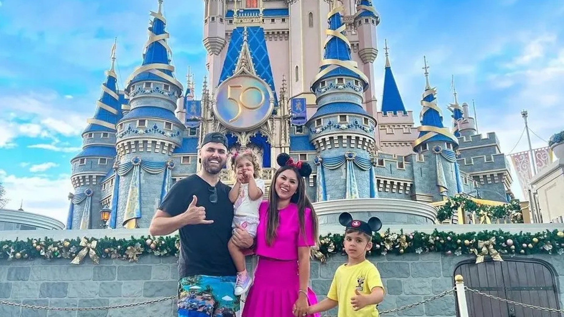 Zé Neto e a esposa se divertem em primeira viagem com os filhos para a Disney