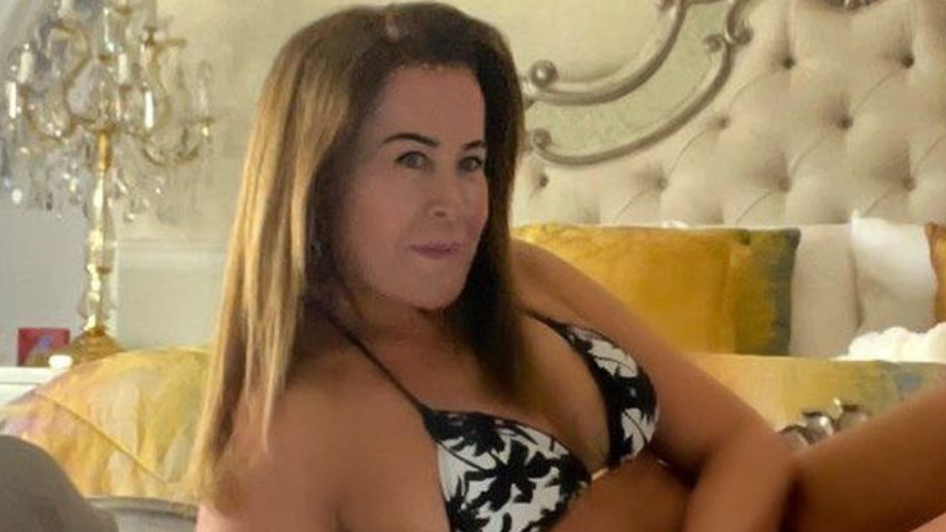 De biquíni fininho, Zilu Camargo escandaliza ao esbanjar corpaço: ”Sabe ser sexy”