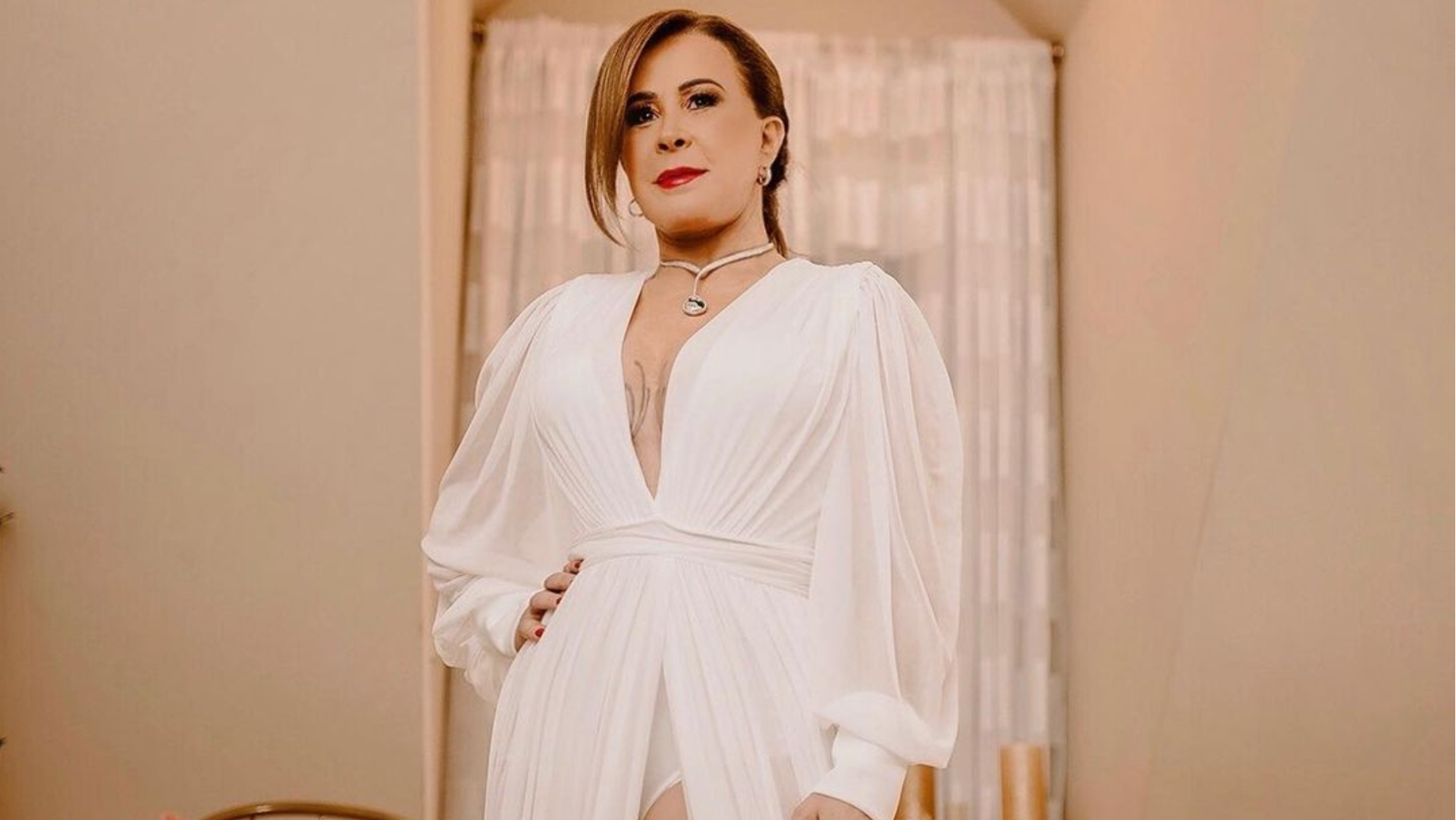 Zilu Camargo escandaliza ao usar vestido com decote e fenda no limite: ”Um arraso”