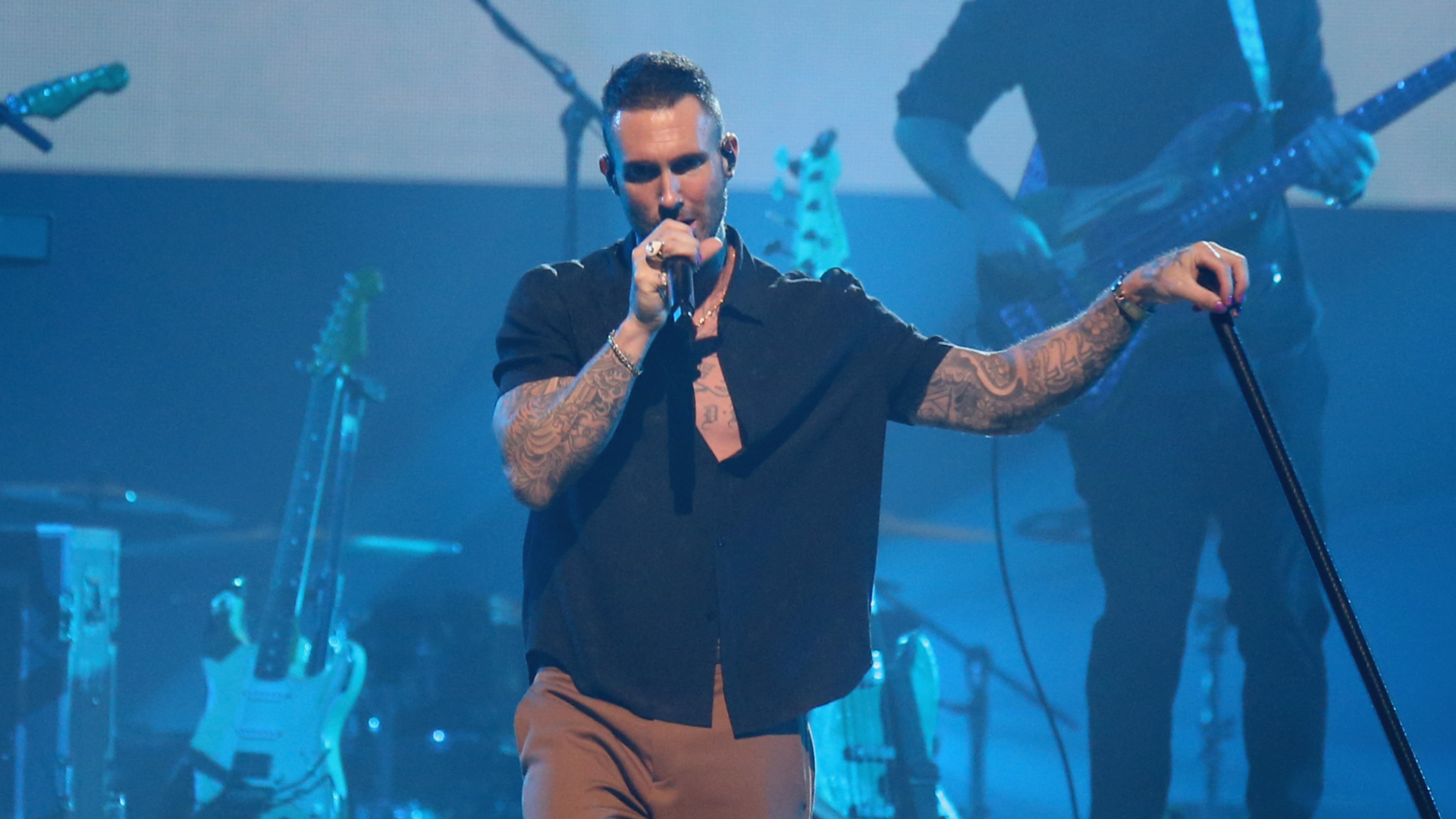Adam Levine canta para a esposa em primeiro show após polêmicas de traição