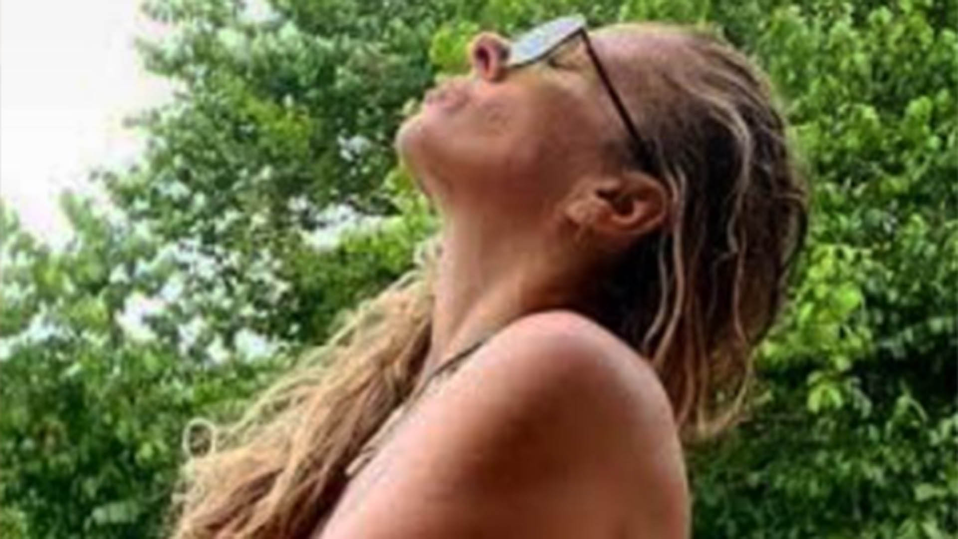 Adriane Galisteu ostenta corpo impressionante ao posar de biquíni branco
