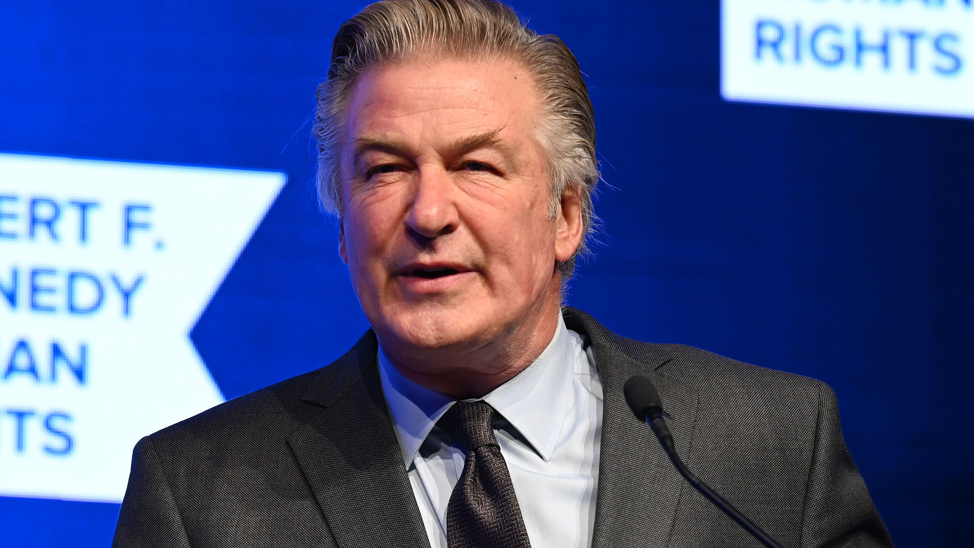 Um ano após a tragédia, Alec Baldwin publica foto de Halyna Hutchins