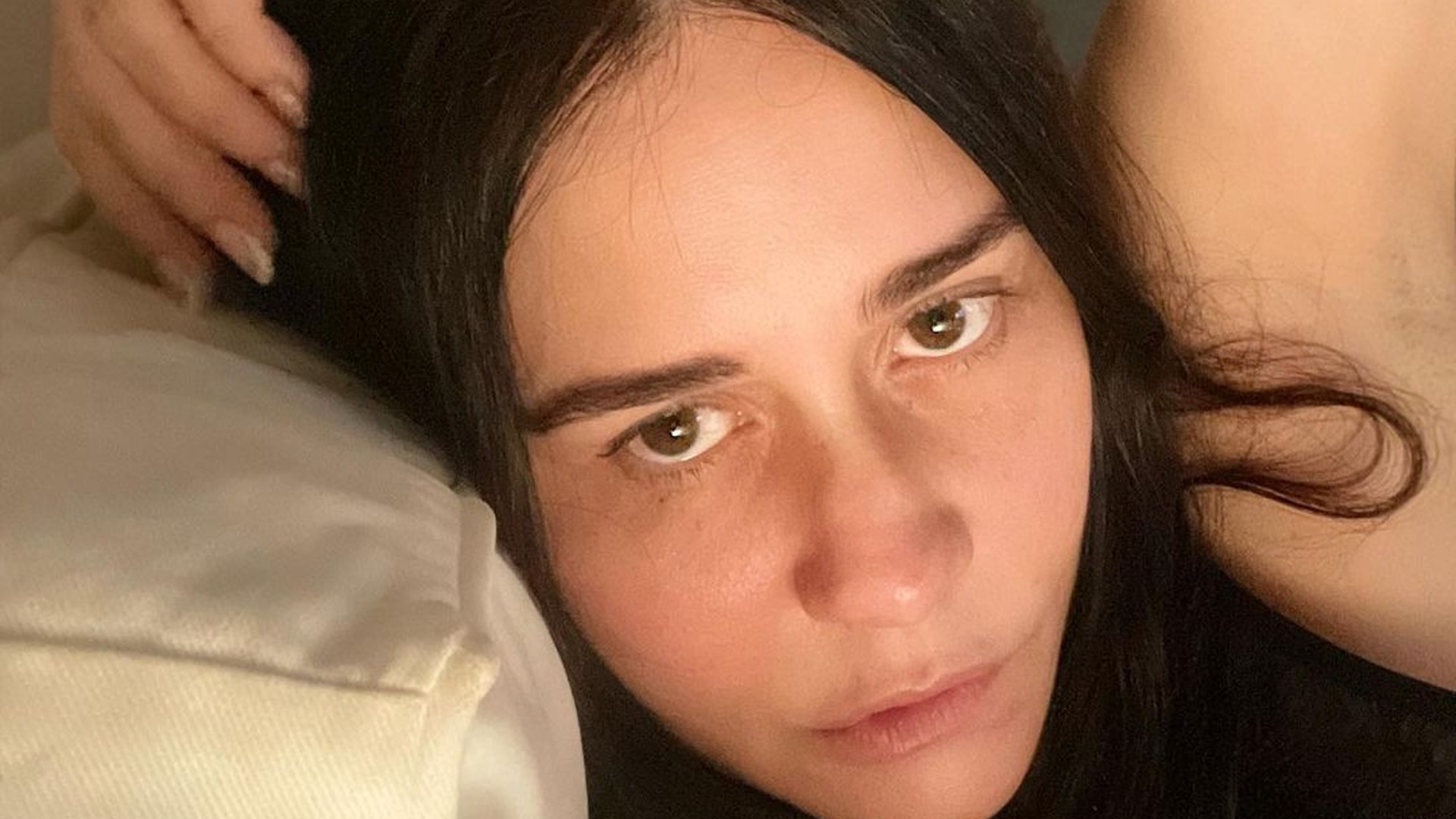 Alessandra Negrini posta foto sensual com decote lateral