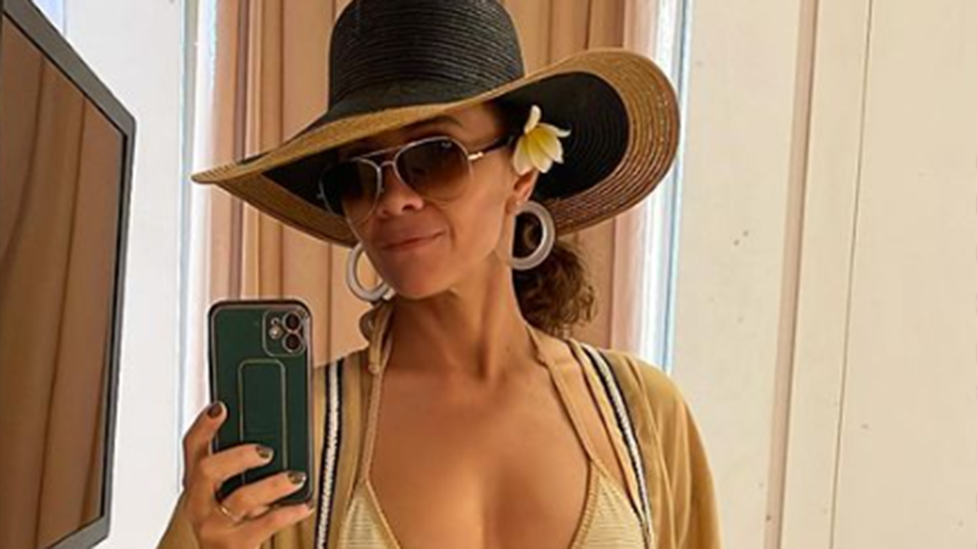 De biquíni, Aline Borges exibe corpão sarado em nova selfie