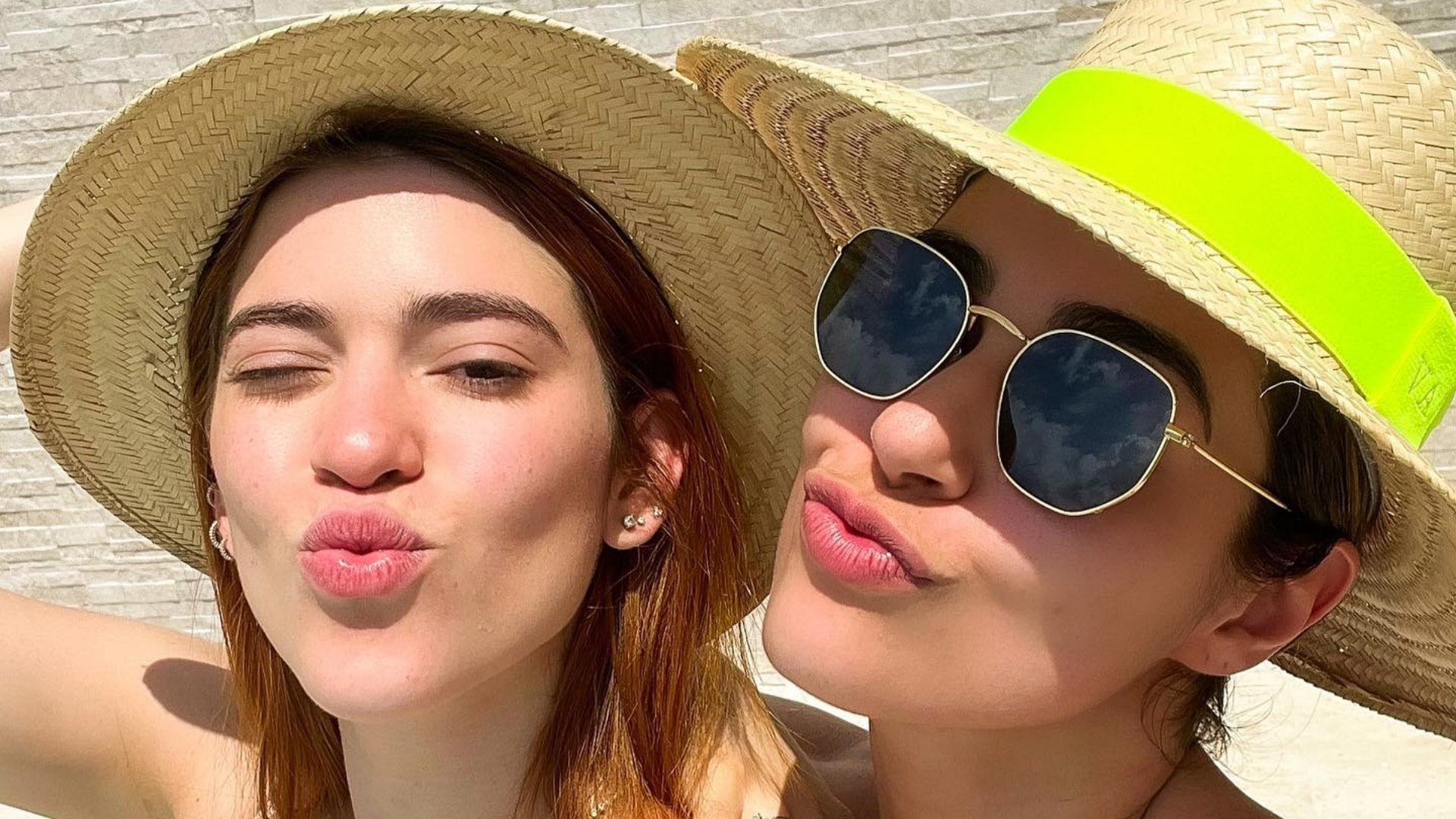 Ana Clara e Vivian Amorim esbanjam beleza ao surgirem juntas na piscina: “Lindas”