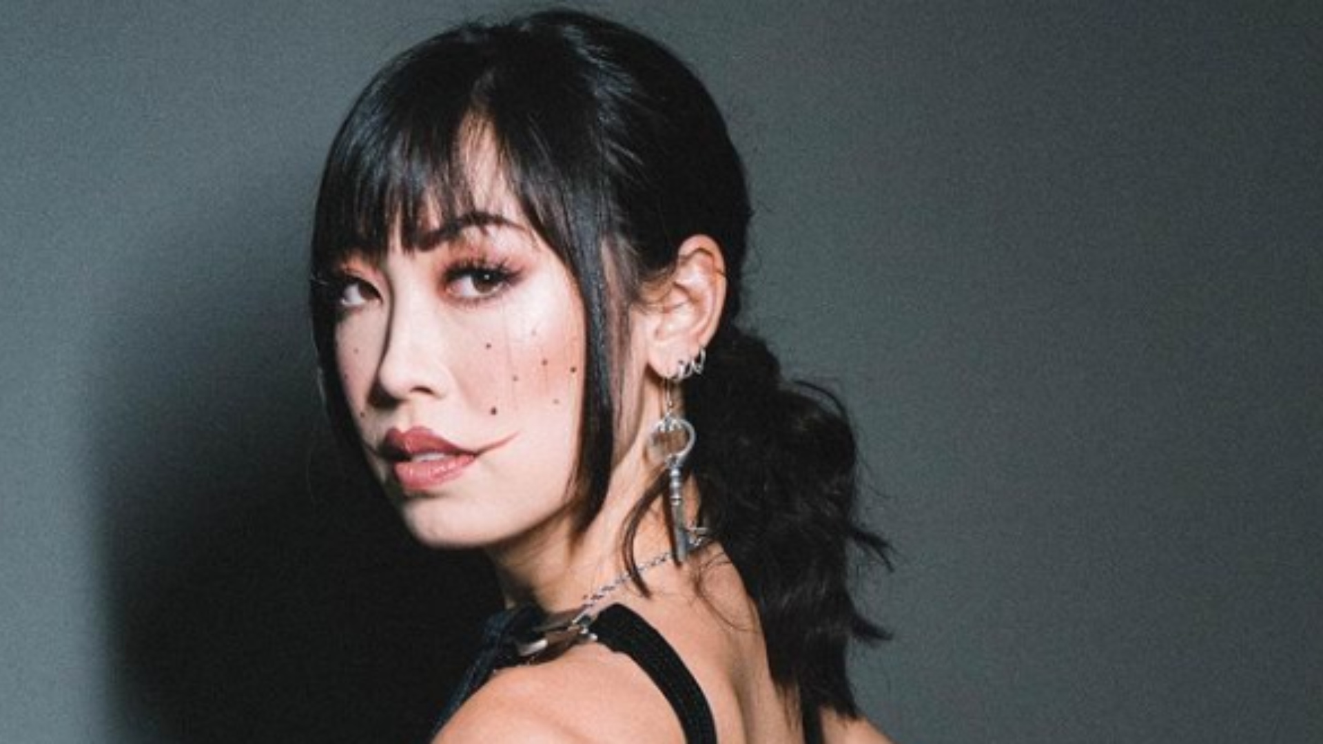 Ana Hikari mostra detalhes de sua roupa para festa à fantasia