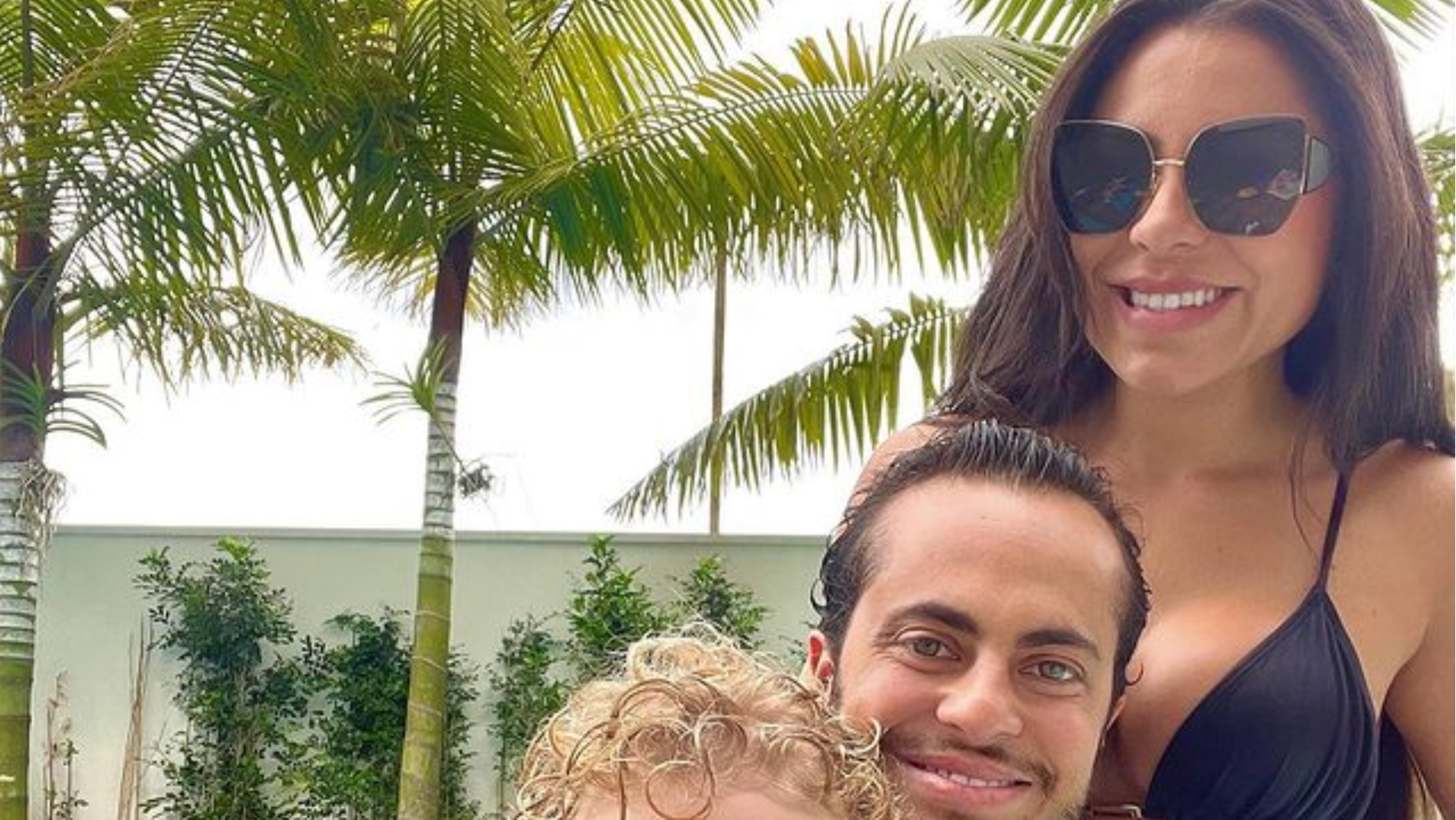 Na piscina de sua mansão, Andressa Ferreira curte momento em família: ”Lindos”