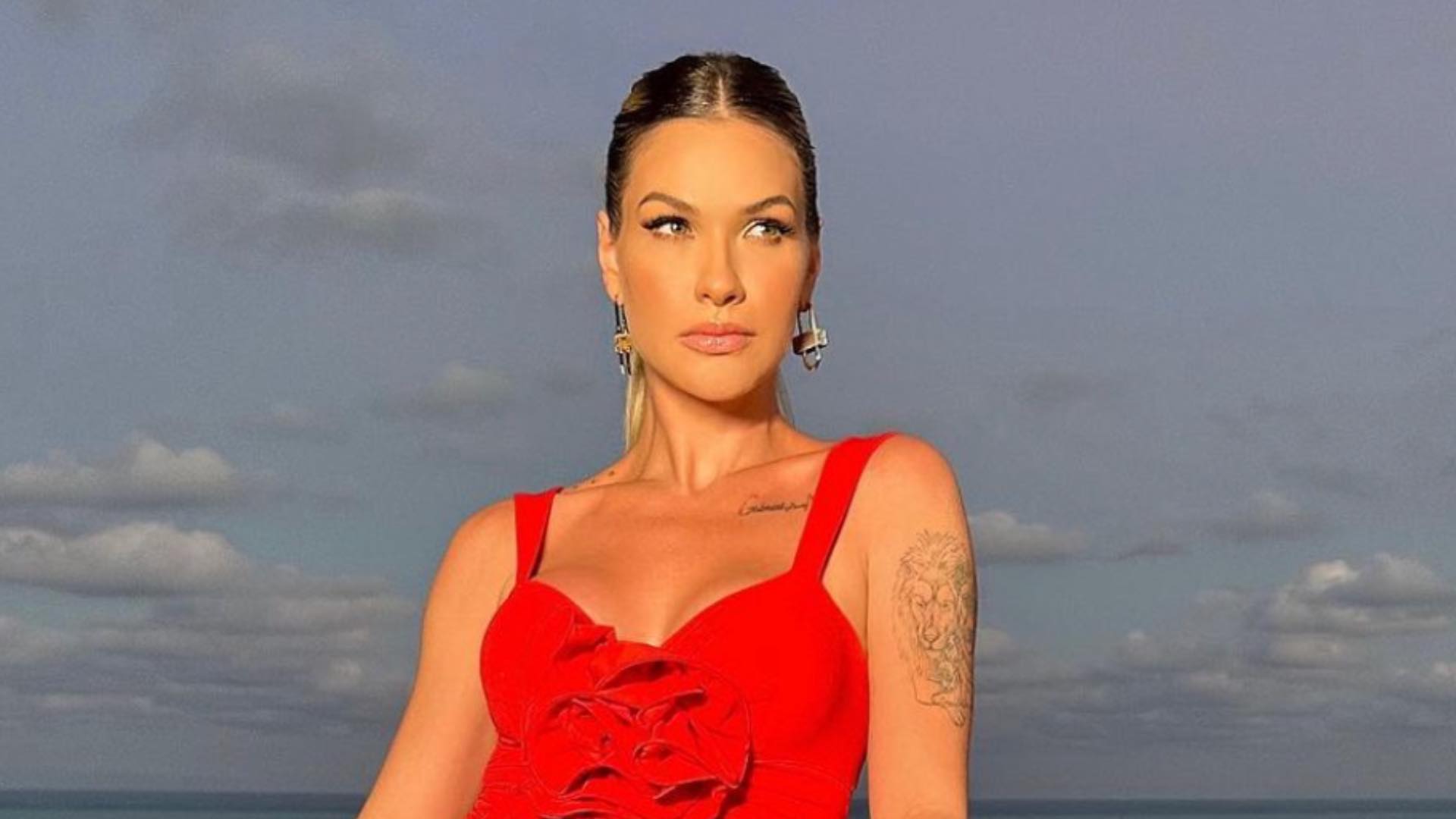 Andressa Suita exibe beleza surreal ao posar com vestido vermelho: “Uma deusa”