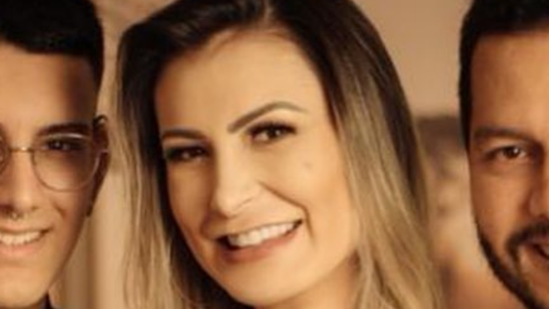 Após polêmicas, Andressa Urach comemora aniversário ao lado do marido e dos filhos