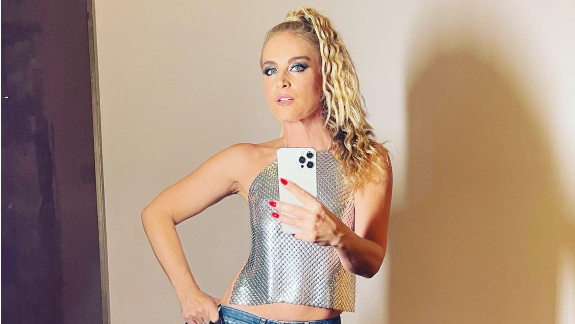 De blusa aberta e calça baixa, Angélica escandaliza com corpaço escultural: ”Que musa”