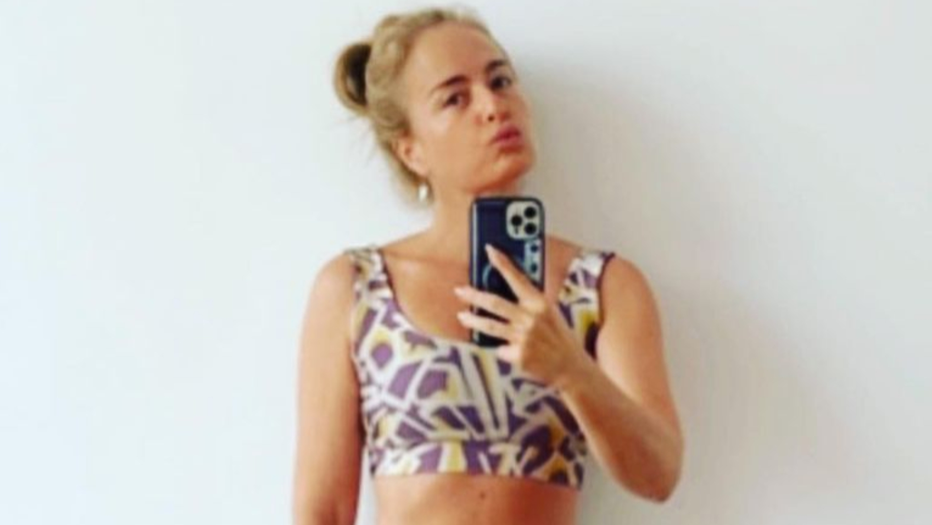 Aos 48 anos, Angélica exibe barriguinha em look fitness colado e choca: ”É musa”