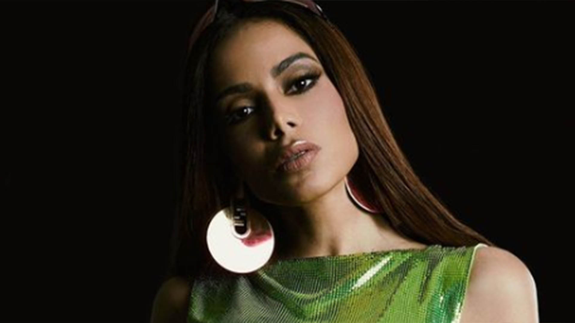 Anitta sensualiza ao posar com look ousado e com a barriga de fora