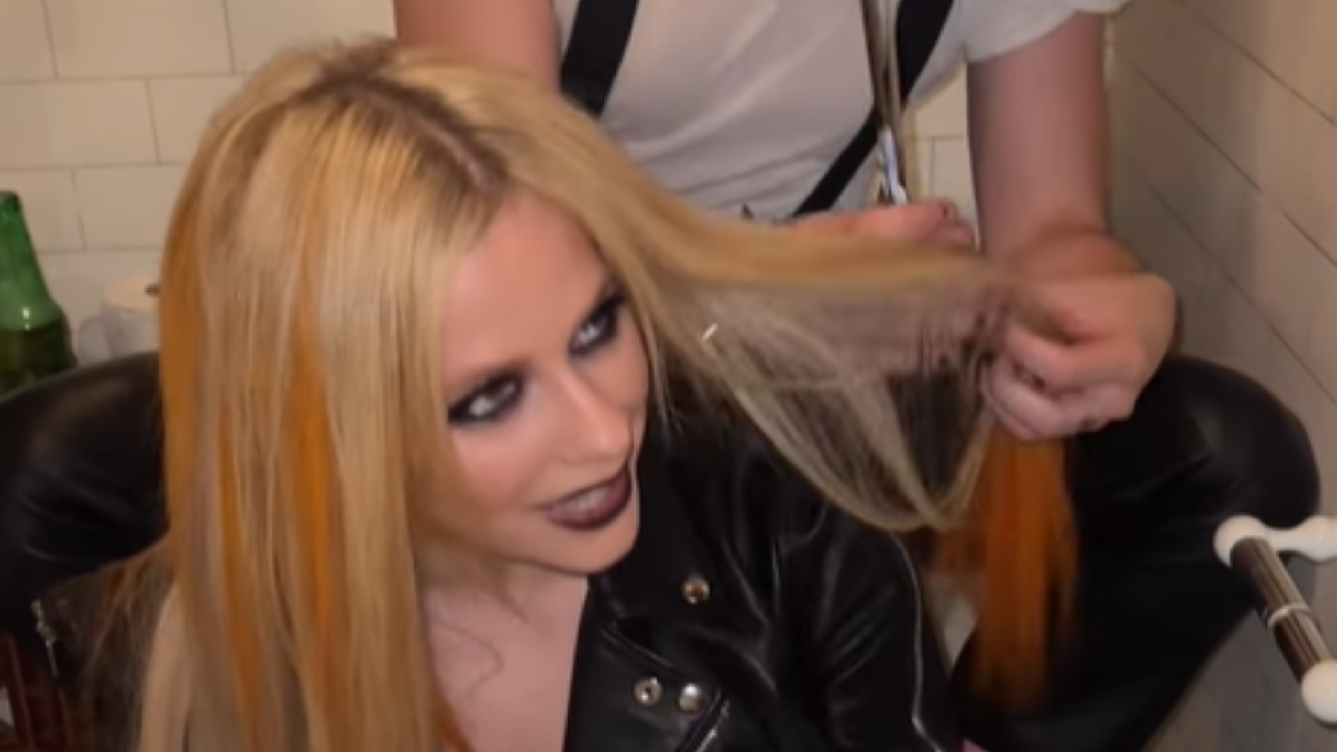 Avril Lavigne corta o cabelo e entrega madeixas nas mãos de cantor