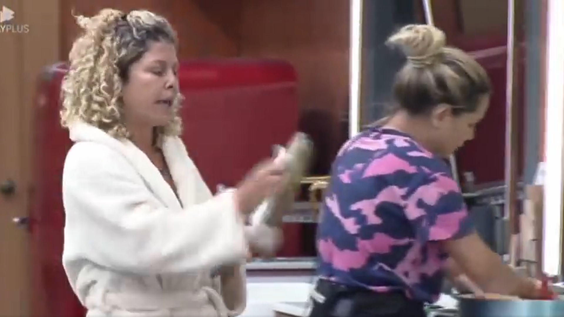 A Fazenda 14: Deolane Bezerra e Bárbara Borges se estressam e brigam