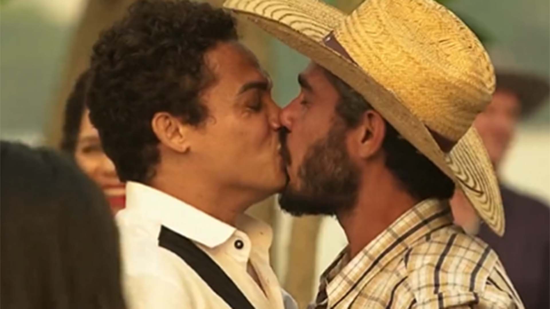Silvero Pereira comemora beijo gay no último capítulo de Pantanal
