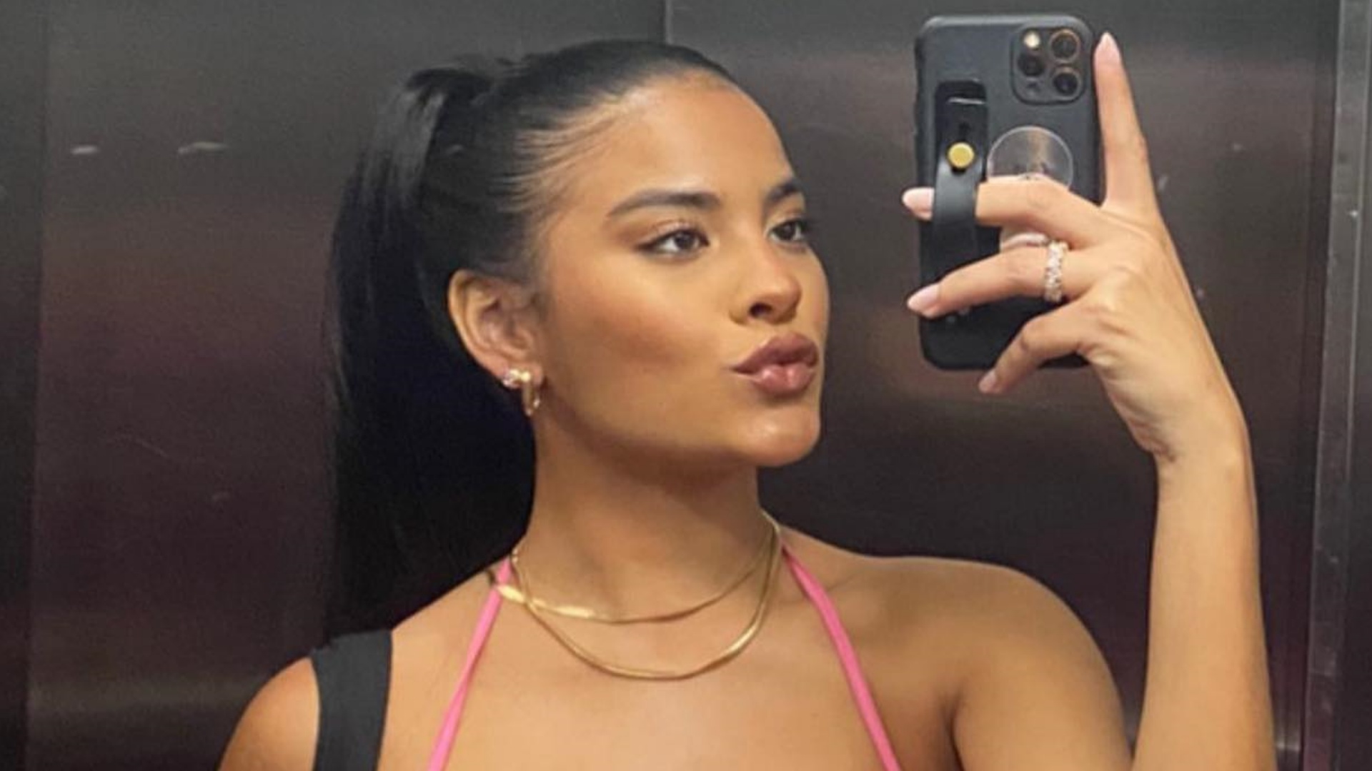 Com decote e barriga de fora, Bella Campos chama atenção ao surgir com vestido rosa: “Gata”