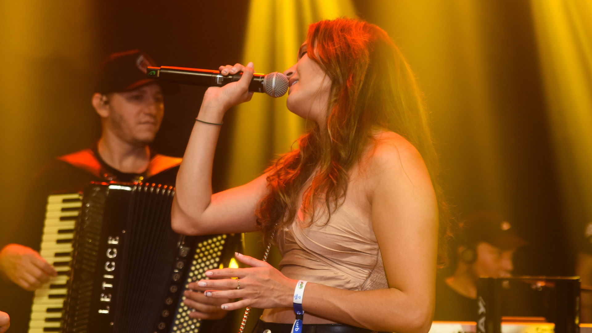 Filha de William Bonner e Fátima Bernardes sobe no palco e surpreende cantando com Matheus Fernandes