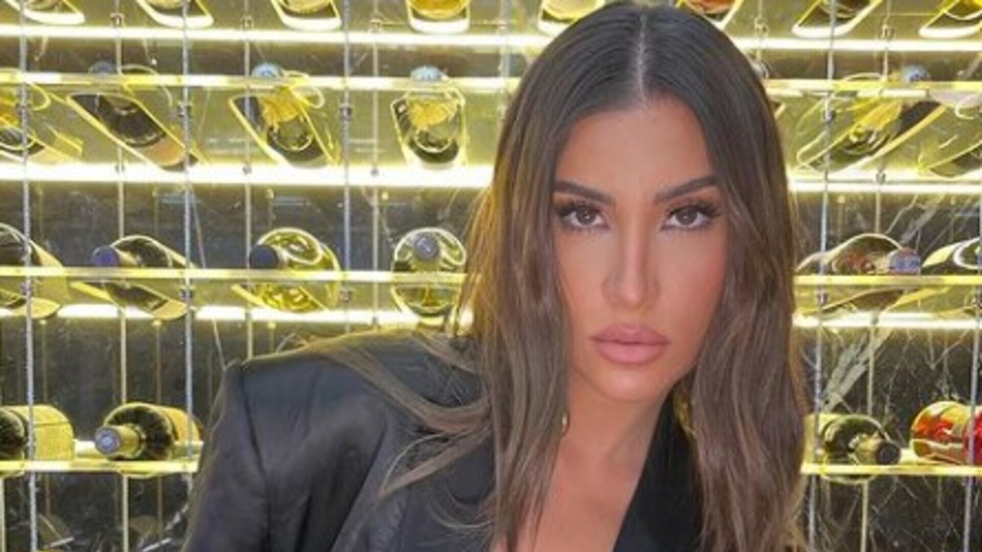 Bianca Andrade surge poderosa vestindo terno preto em fotos