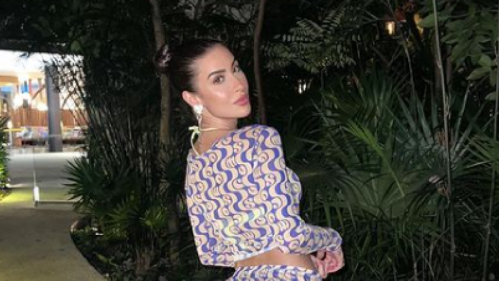 Bianca Andrade arranca elogios com look de barriga chapada à mostra