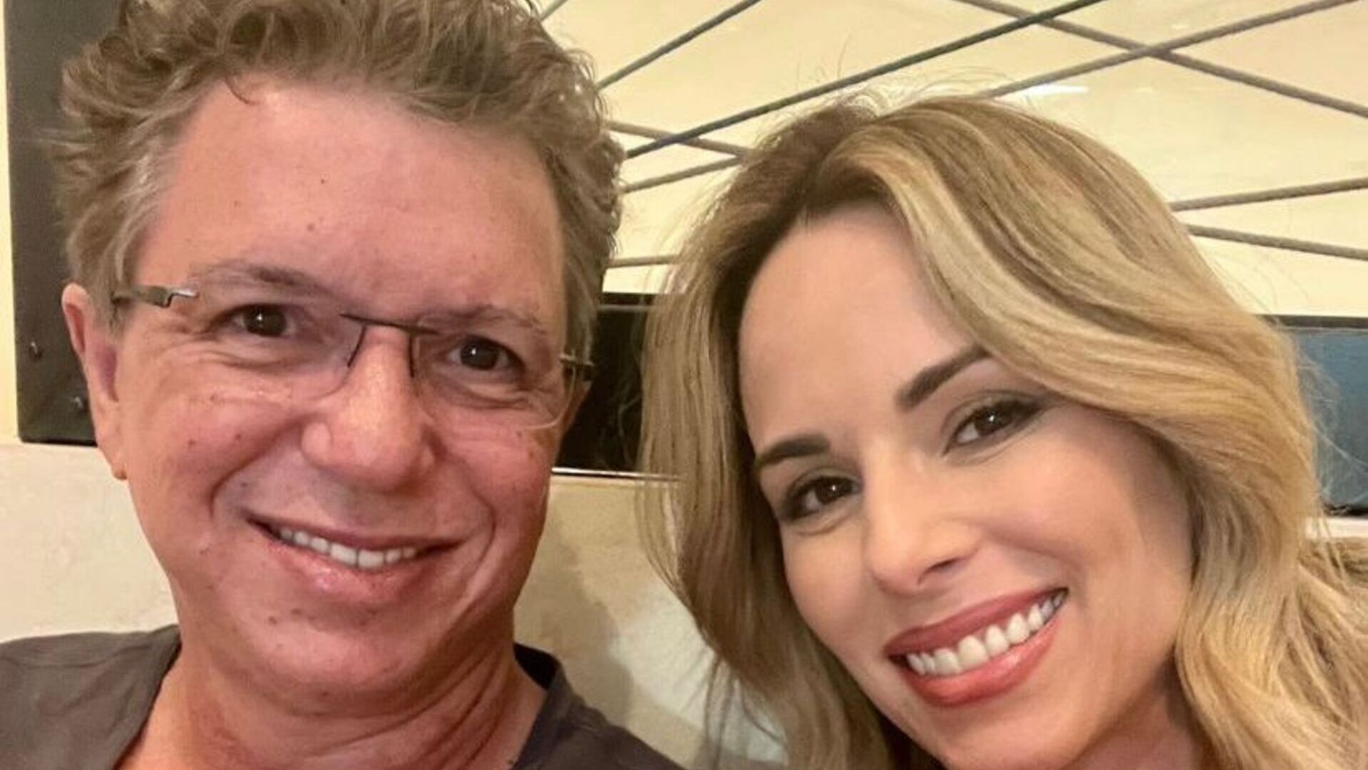 Celebrando a chegada do fim de semana, Boninho e Ana Furtado posam para selfie