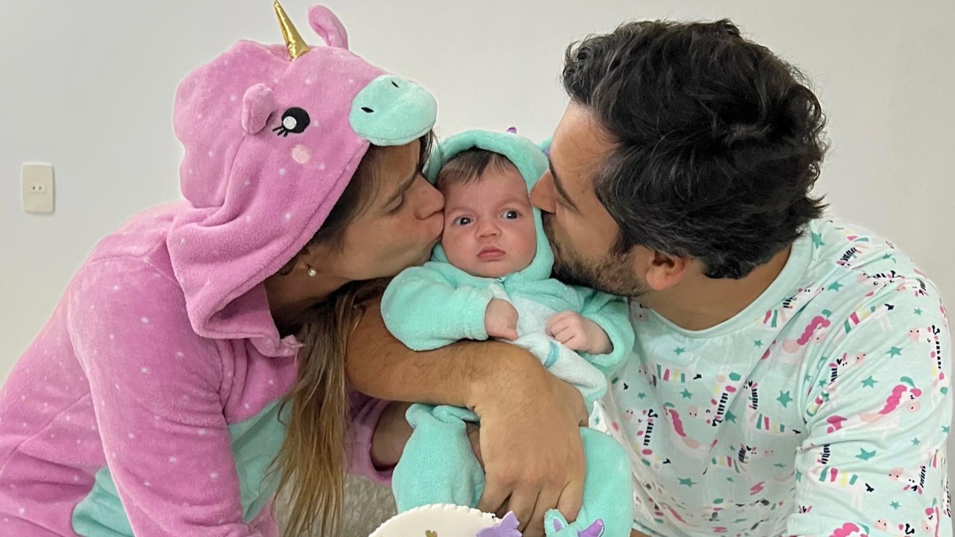 Com looks combinando, Branca Feres celebra o primeiro mês da filha: “Te amo infinitamente”