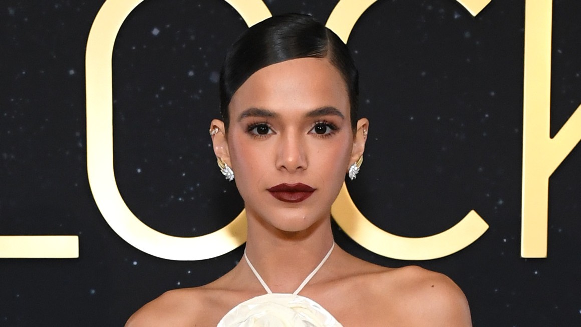 Bruna Marquezine usa vestido branco longo de R$ 9 mil em evento internacional