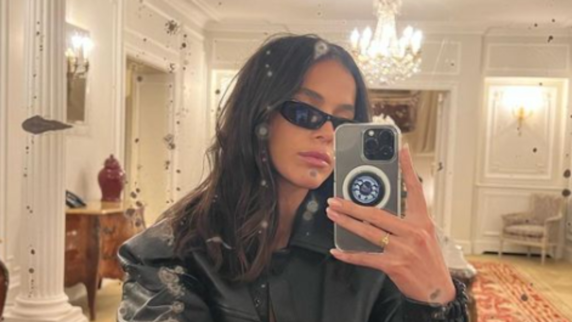 Bruna Marquezine aproveita dia de TBT para relembrar viagem por Paris