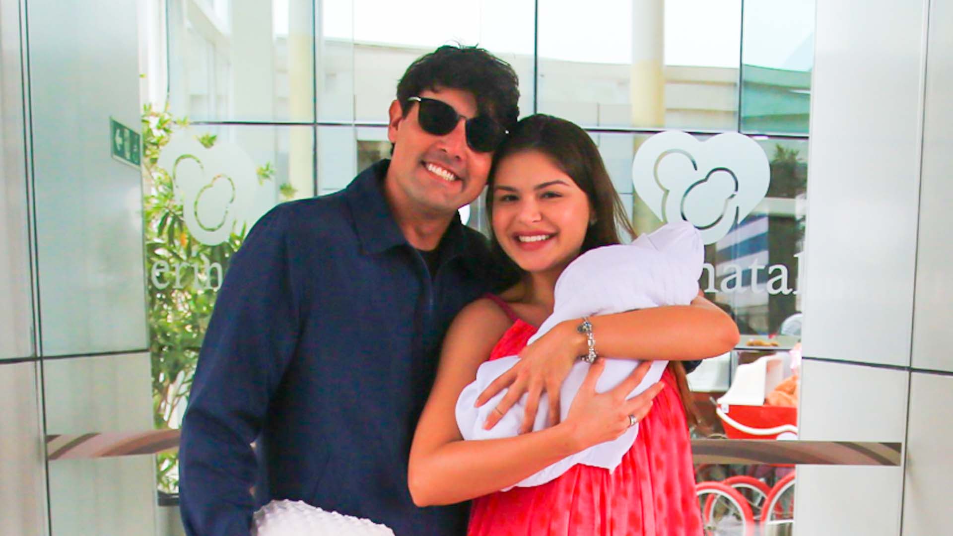 Bruno De Luca e Sthéfany Vidal levam a filha para casa