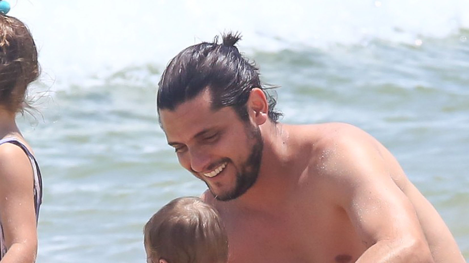 Bruno Gissoni curte dia na praia com as duas filhas