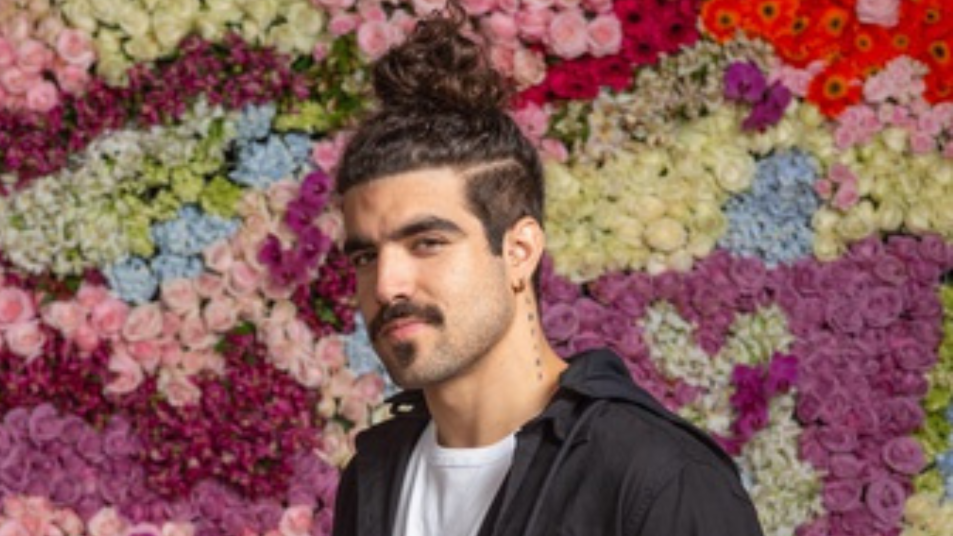 Caio Castro recebe título de Mister Bumbum após cena de nudez em ‘Todas as Flores’