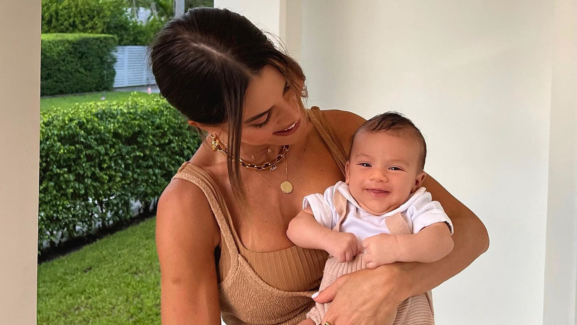 Com cliques encantadores, Camila Coelho celebra segundo mês do filho: “Te amo”