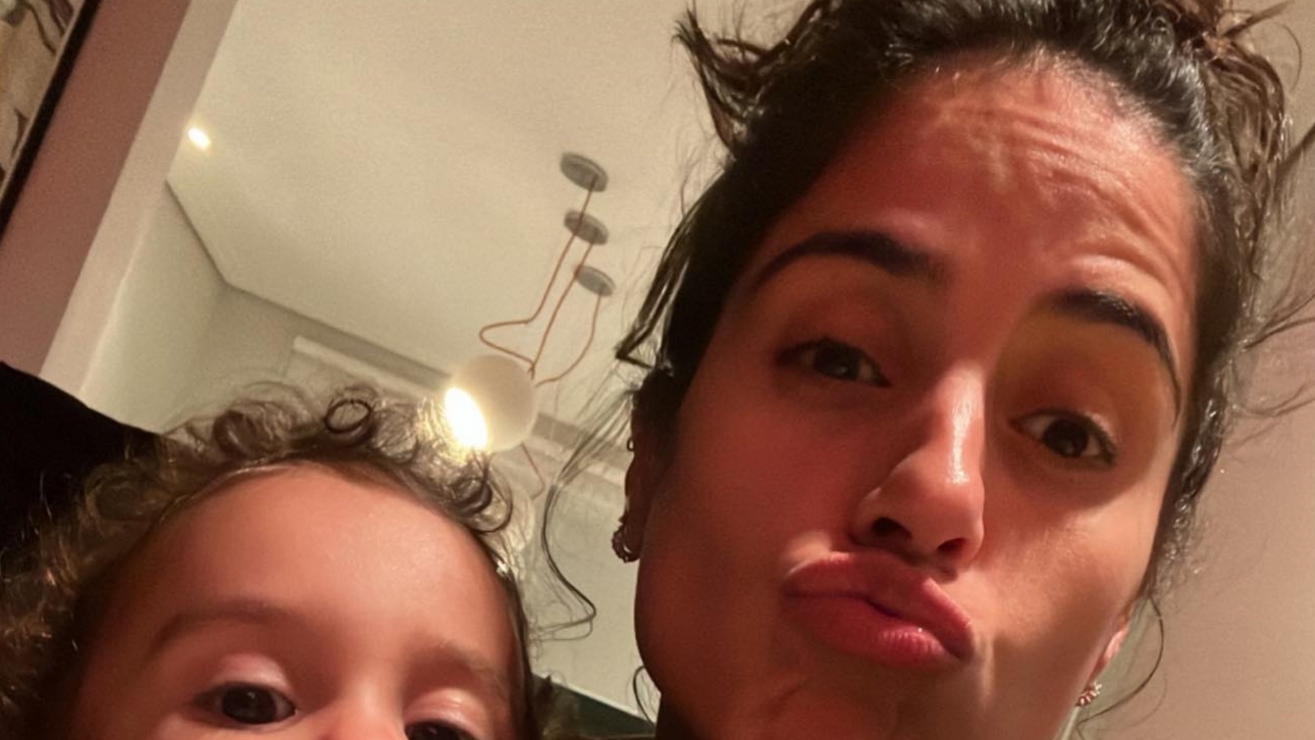 Camilla Camargo posta foto fazendo biquinho com os filhos e encanta os fãs: “Tão lindos”