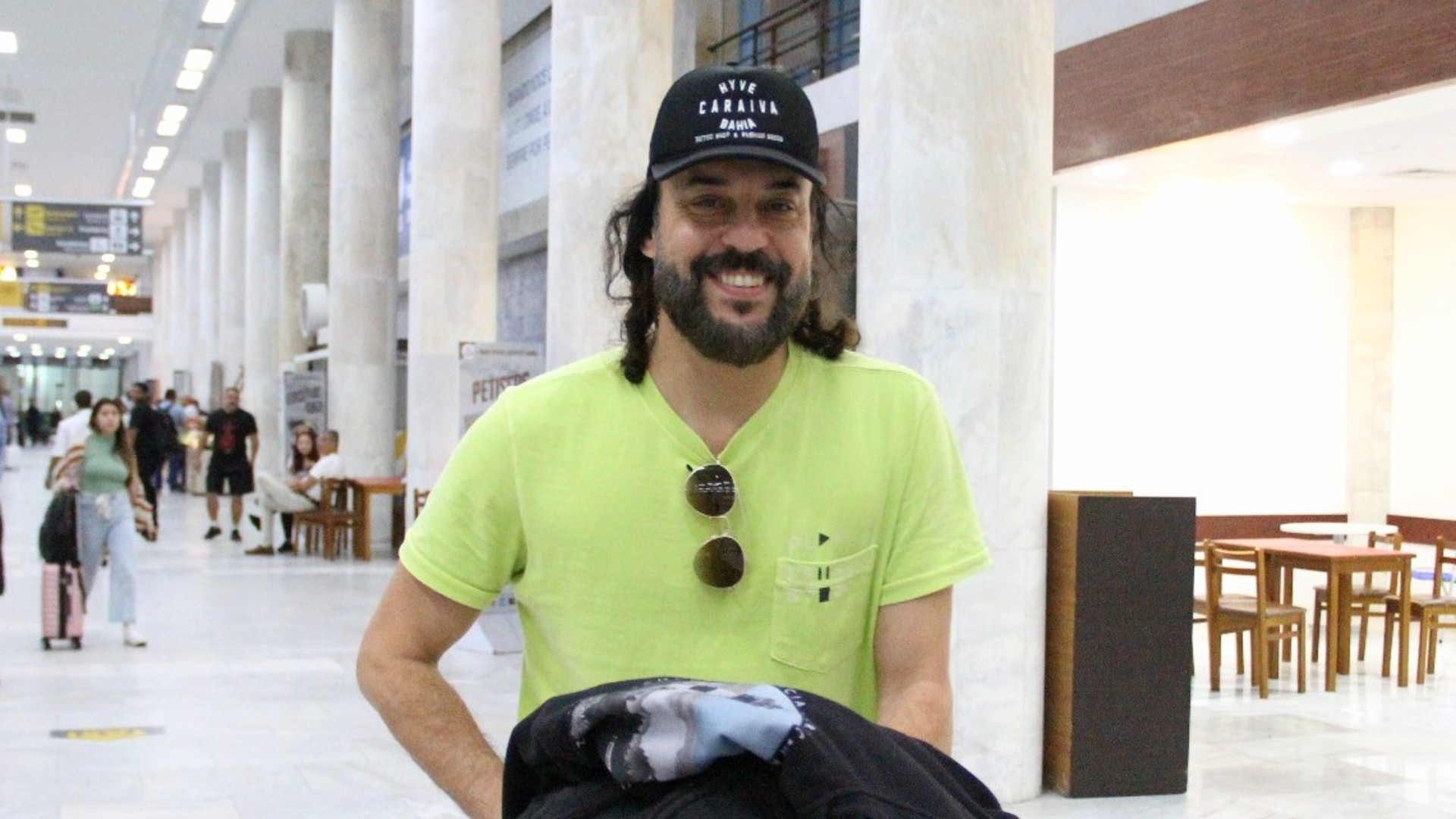 Cantor de Rap, Gabriel O Pensador faz aparição rara com a namorada 27 anos mais nova