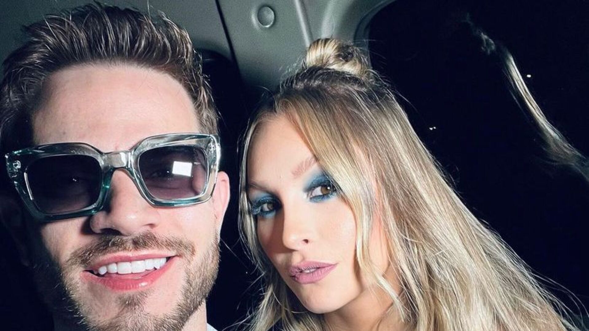 Carla Diaz aparece em clima de romance ao celebrar primeiro ano de namoro com Felipe Becari