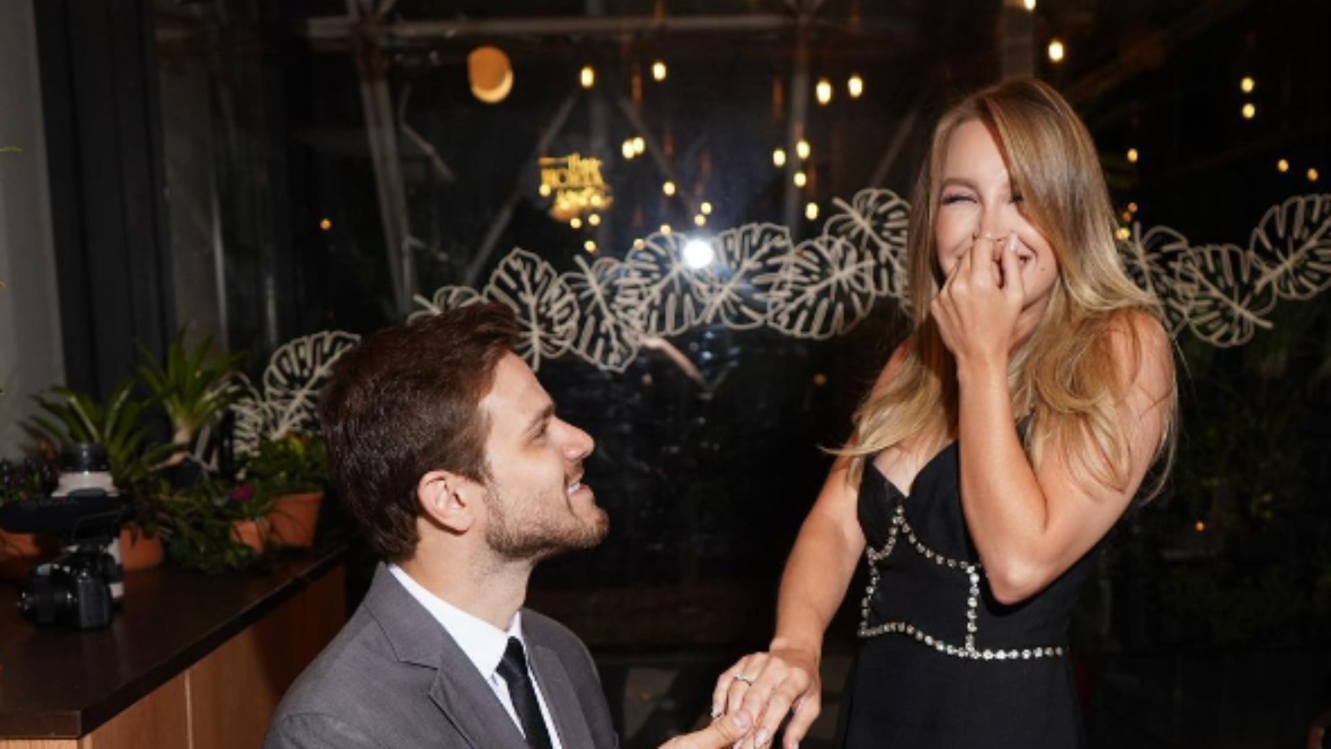 Felipe Becari pede Carla Diaz em casamento: ‘Ela disse sim!’