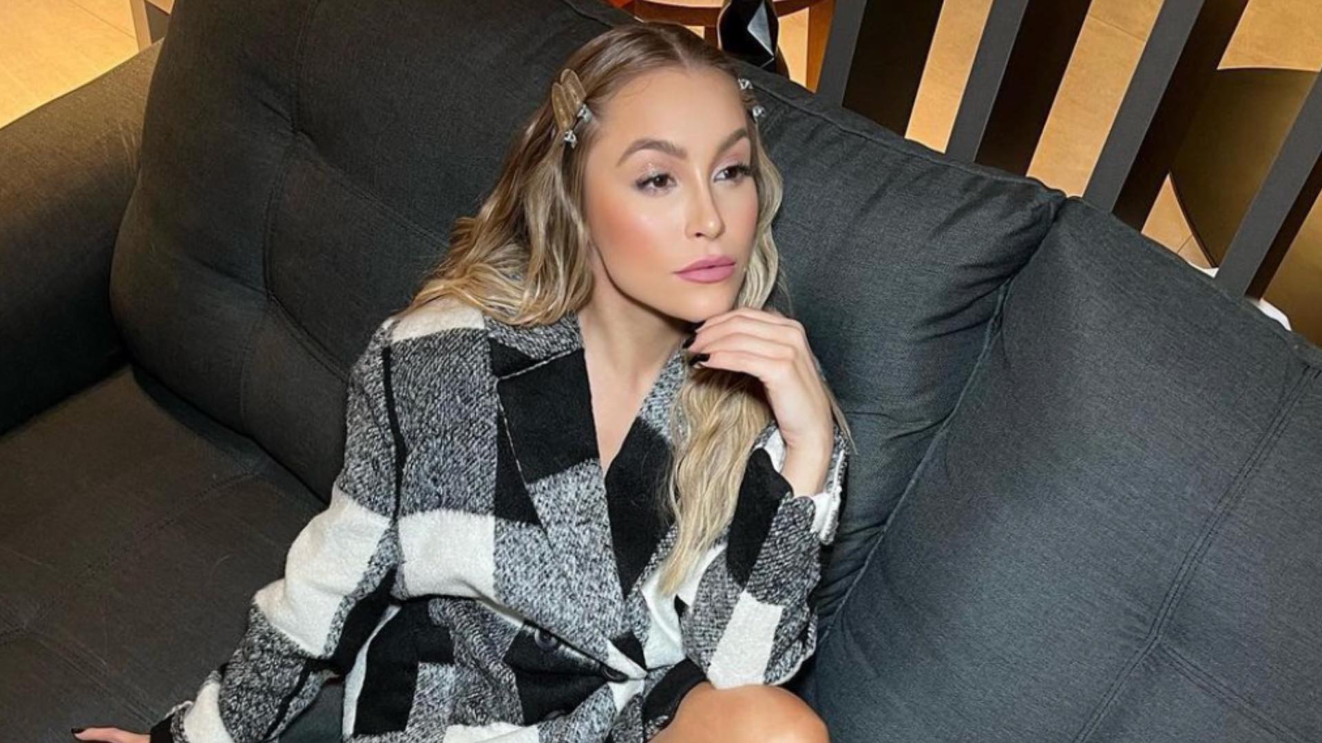 Carla Diaz elege look curtinho para dia de gravação e impressiona a web com a beleza: “Perfeita”
