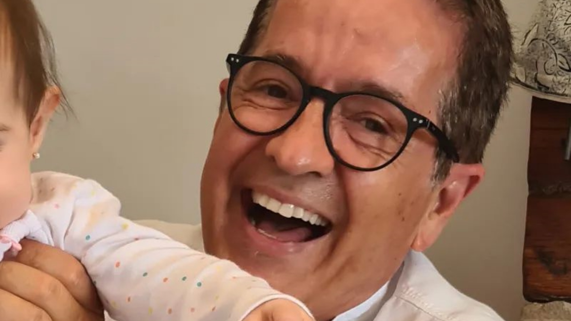 Carlos Tramontina surge em clique encantador com a neta: “Batizado da minha pequena”