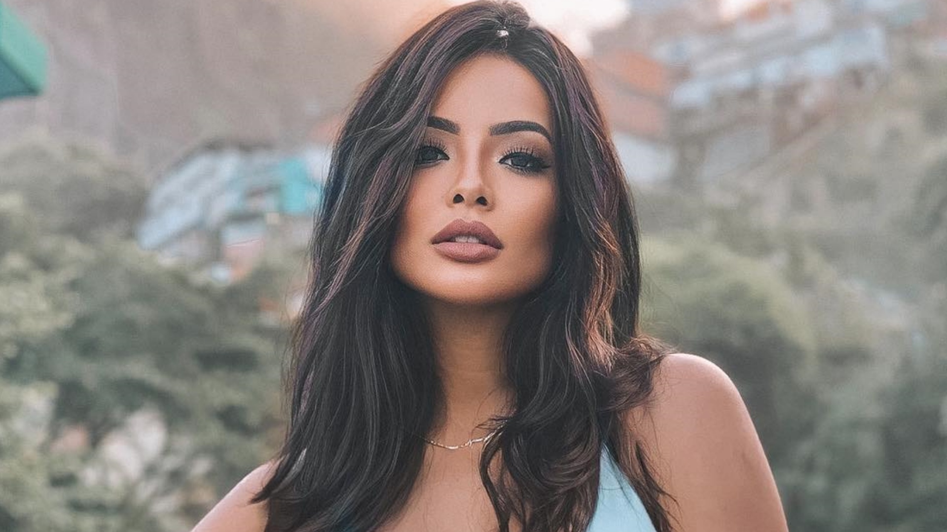 Carol Nakamura chama atenção ao surgir com maiô decotado: “Perfeita”