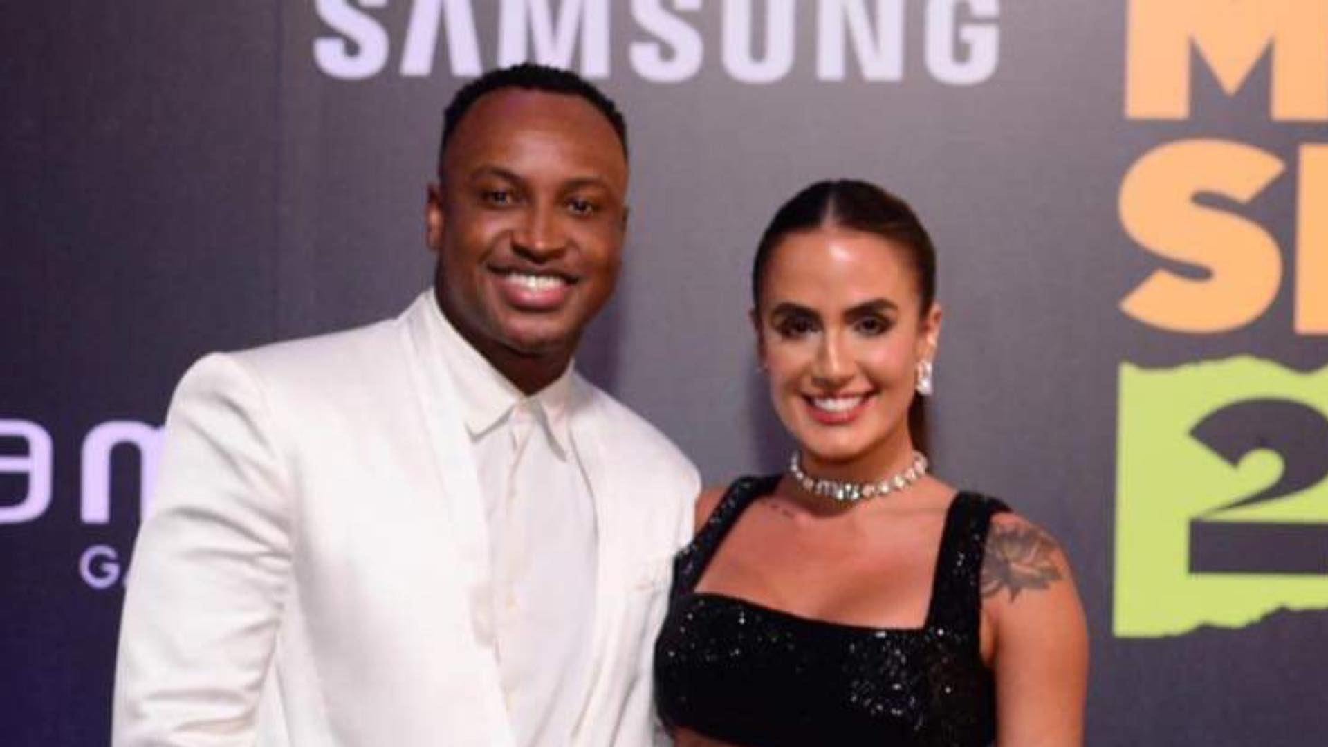 Com top brilhante, Carol Peixinho marca presença no Prêmio Multishow com Thiaguinho