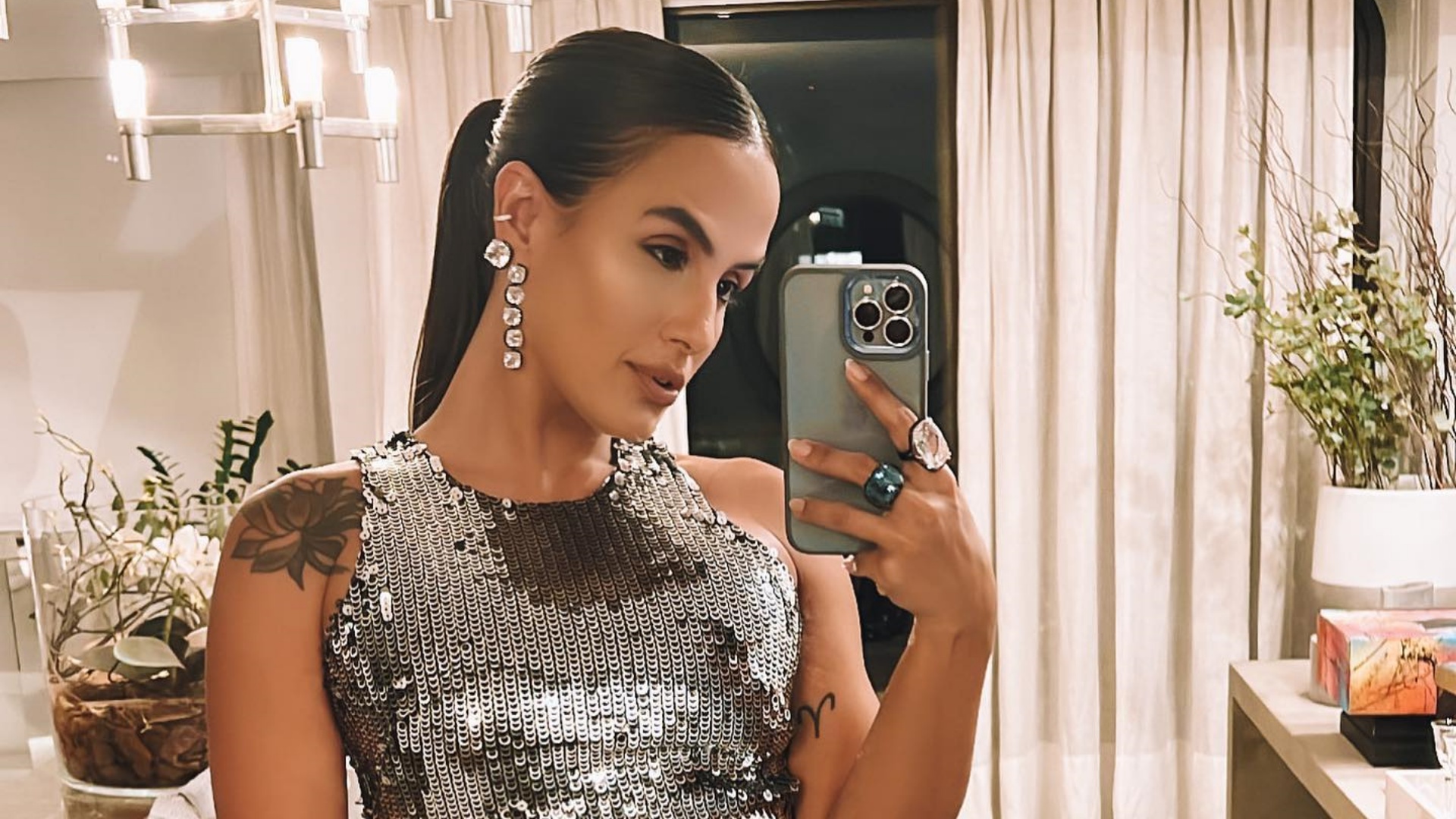Carol Peixinho chama atenção ao apostar em vestido com fenda poderosa