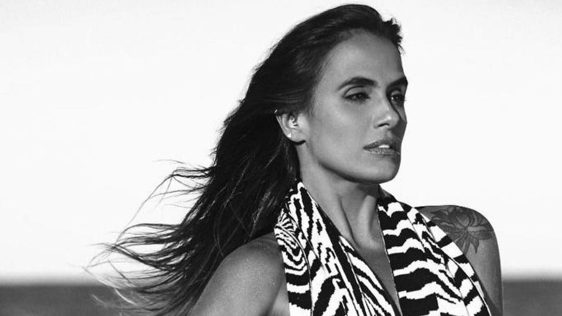 Carol Peixinho sensualiza em ensaio na praia e faz a temperatura subir: ”Muito linda”