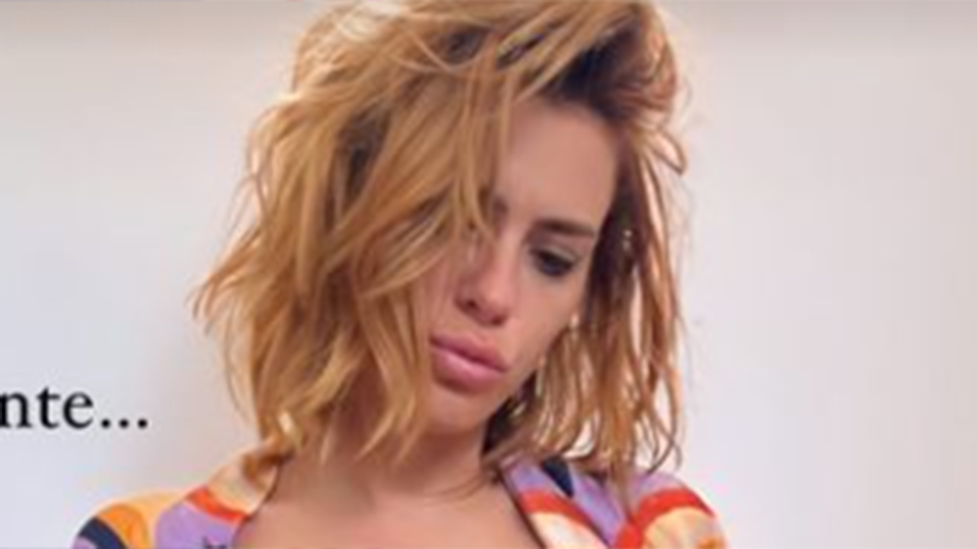 De biquíni mínimo, Carolina Dieckmann ostenta corpo sequinho na web