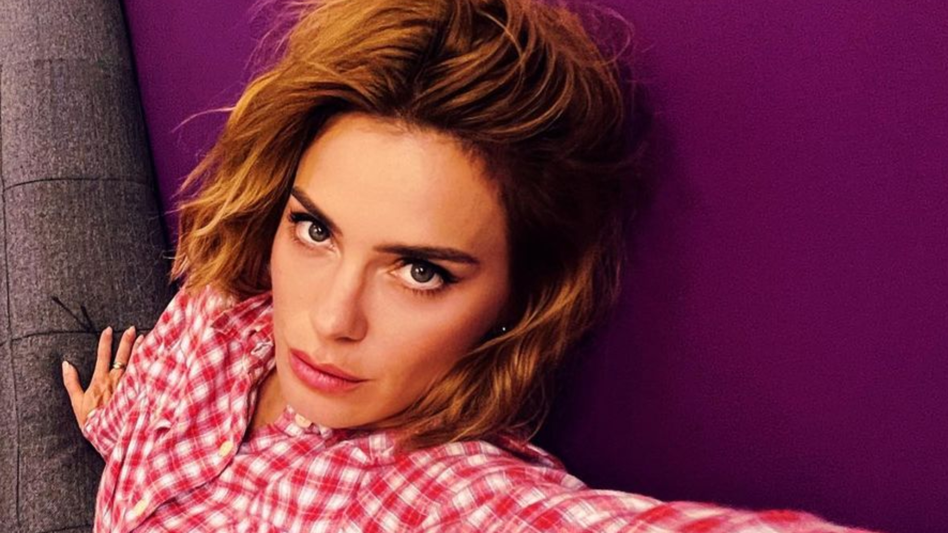 Carolina Dieckmann surge belíssima em fotos e mostra seu camarim na Globo: ”Linda e talentosa”