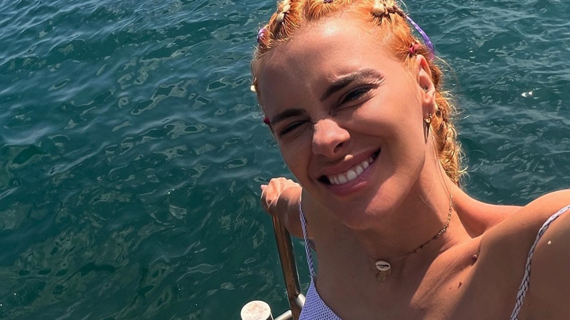 Na Bahia, Carolina Dieckmann esbanja beleza ao surgir de biquíni: “Sereia”