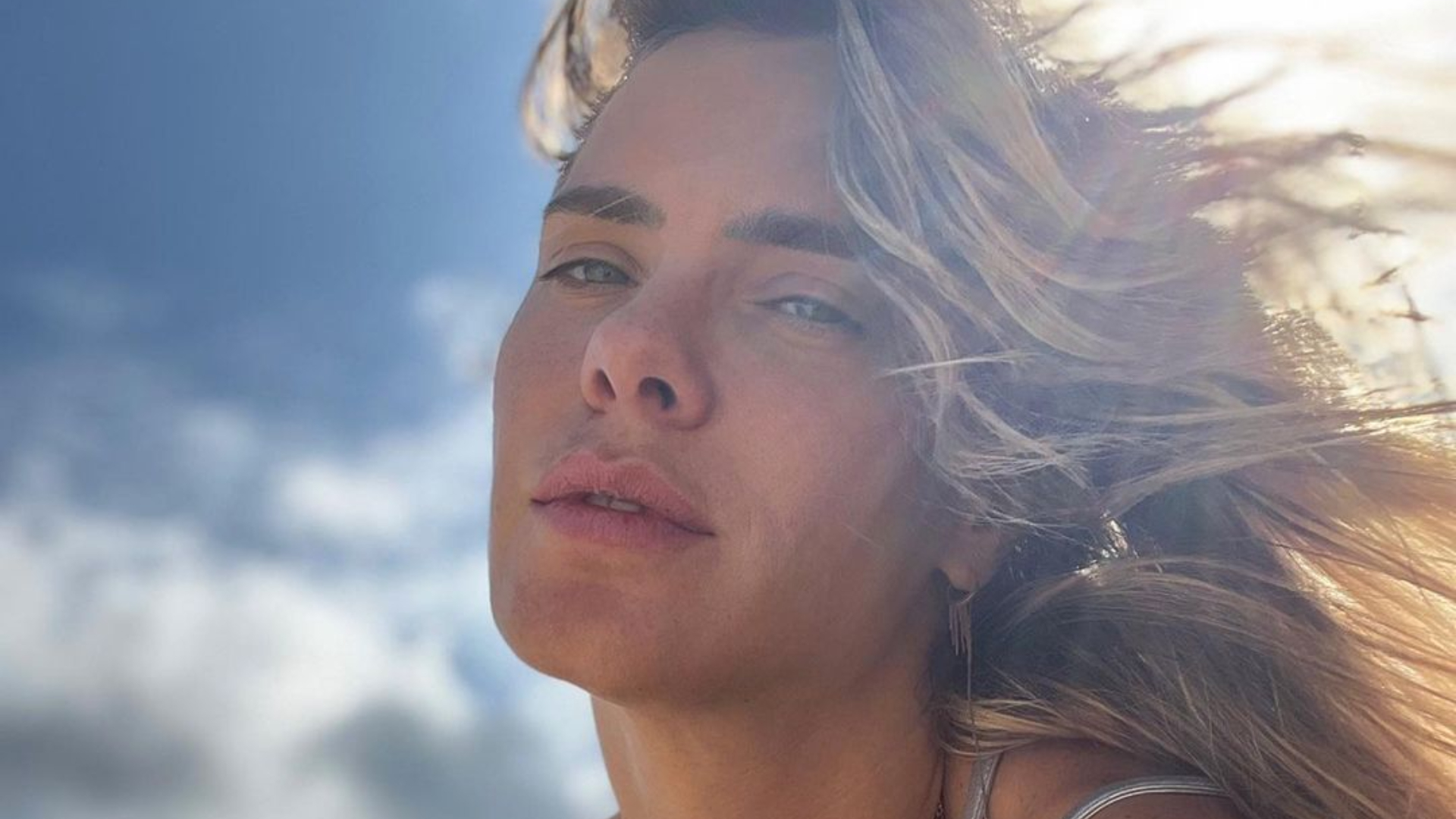 De maiô prateado, Carolina Dieckmann exibe beleza natural em fotos na praia: ”Belíssima”