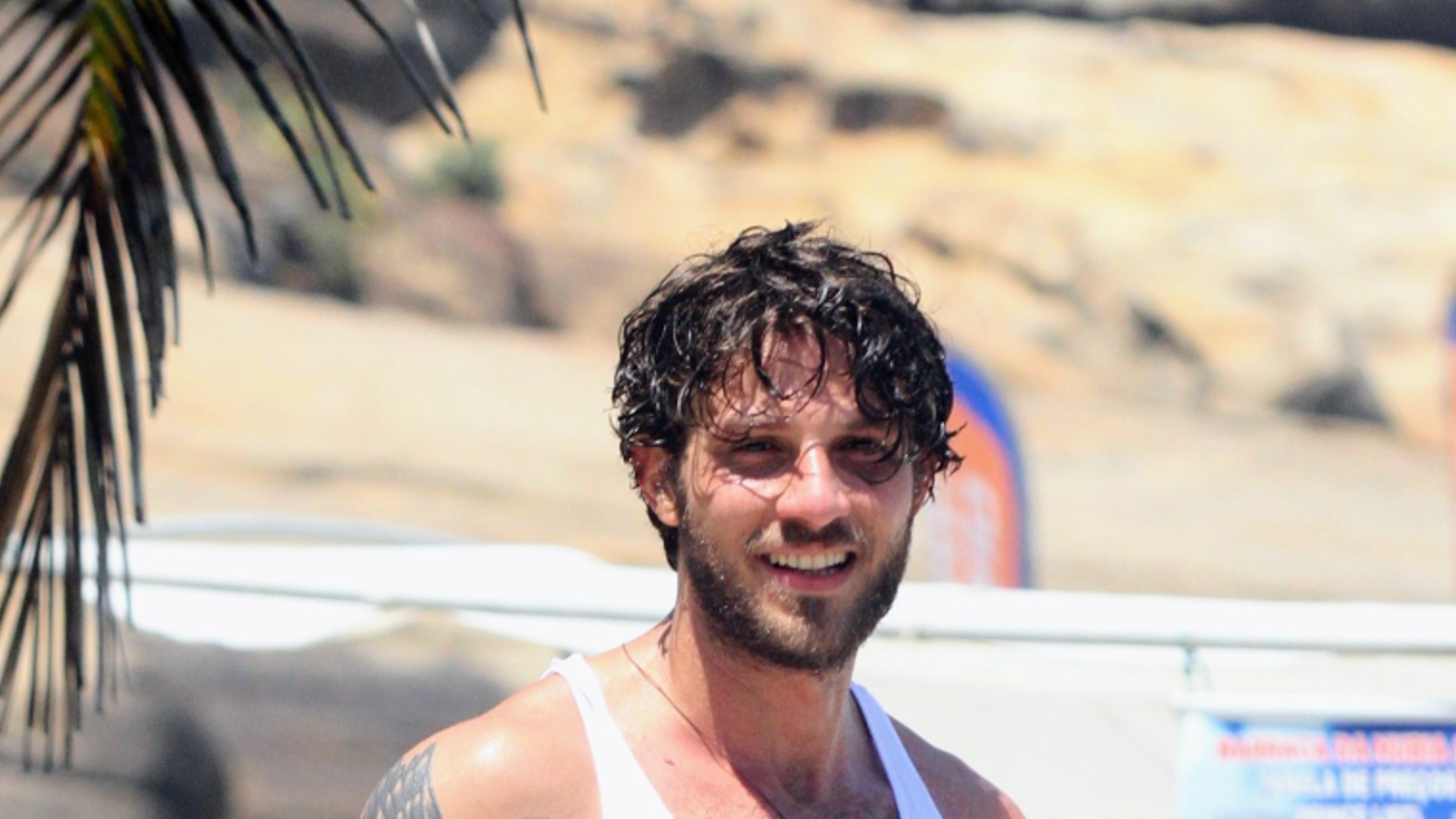 Chay Suede se refresca no mar em dia de sol no Rio de Janeiro e exibe o físico
