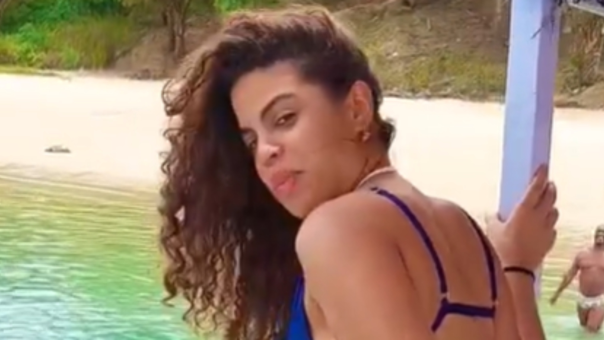 Clara Buarque, filha de Carlinhos Brown e neta de Chico Buarque, exibe corpão