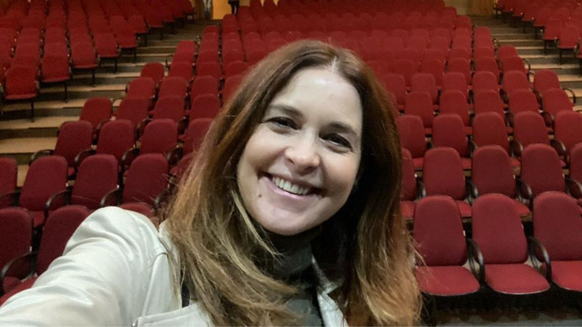 Cláudia Abreu cancela apresentação de peça após testar positivo para covid-19
